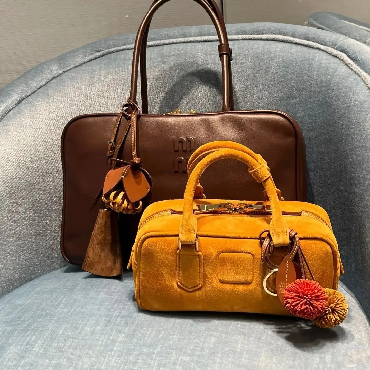 

2025 Fashion Luxury Style Premium miu Luggage Accessories Keychain Metal Leather Fashion Trend Car Keychain Creativity