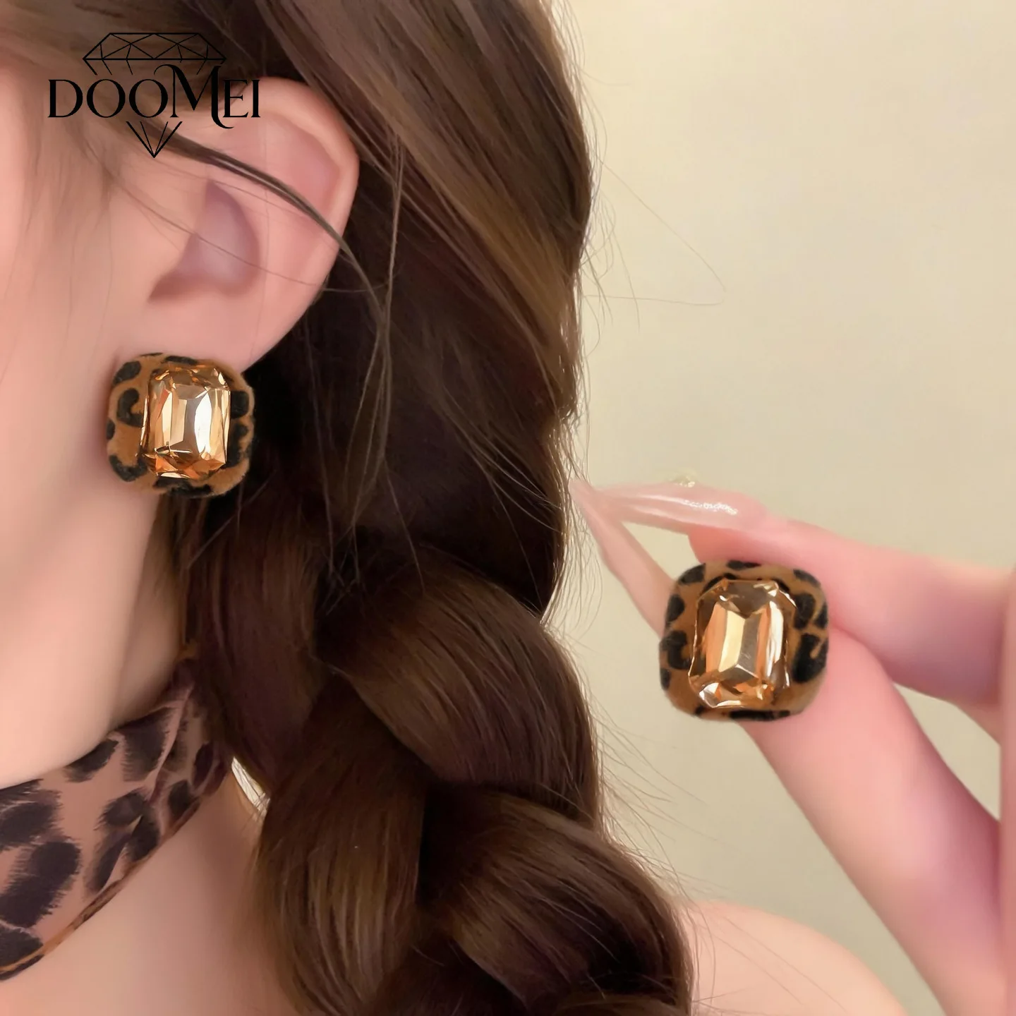 DOO MEI Coffee Color Geometric Stud Earrings High-end Diamond-set Earrings Women's Daily Commuting Party Wedding Ear Jewelry