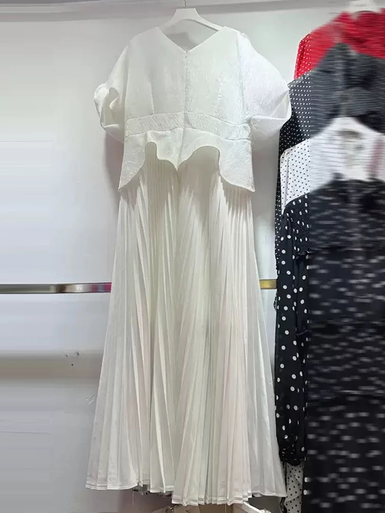 Primavera e verão 2025 novo vintage bordado flores cintura vestido plissado com decote em v manga morcego vestido elegante de cintura alta.