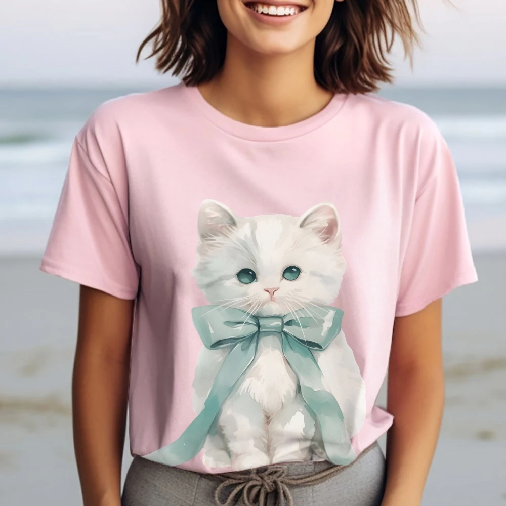 

Белый кот с бантом. Очаровательная нежная и очаровательная футболка с рисунком Y2k. Мягкая хлопчатобумажная ткань для повседневных образцов на кошачьей тематике.