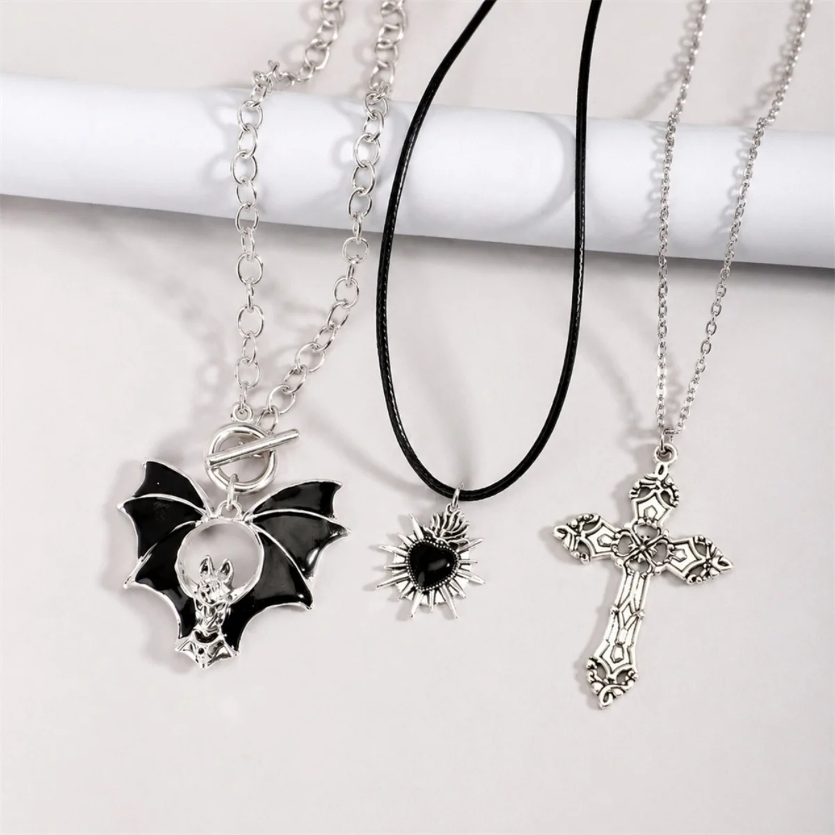 Dunkelschwarze Gothic-Spinnenkreuz-Anhänger-Mehrschichtige Halskette für Damen und Herren, Punk-Halloween-Herz-Fledermaus-Perlen-Choker, Cosplay-Schmuck – Detail 23