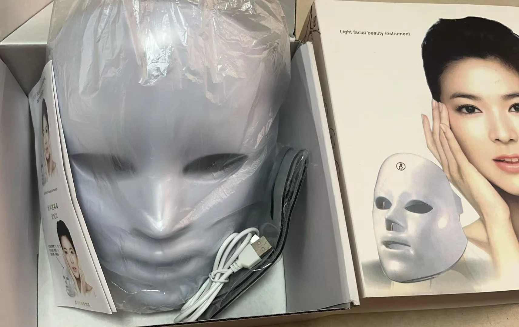Masque LED Photothérapie 7 Couleurs, Soin Visage et Cou, Masque Beauté Anti-Acné, Appareil de Soin de la Peau Sans Fil
