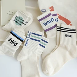 Chaussettes de sport en coton pour femmes, de haute qualité, nouvelle mode, lettres, couleurs mélangées, coréennes, à rayures, décontractées, blanches, printemps