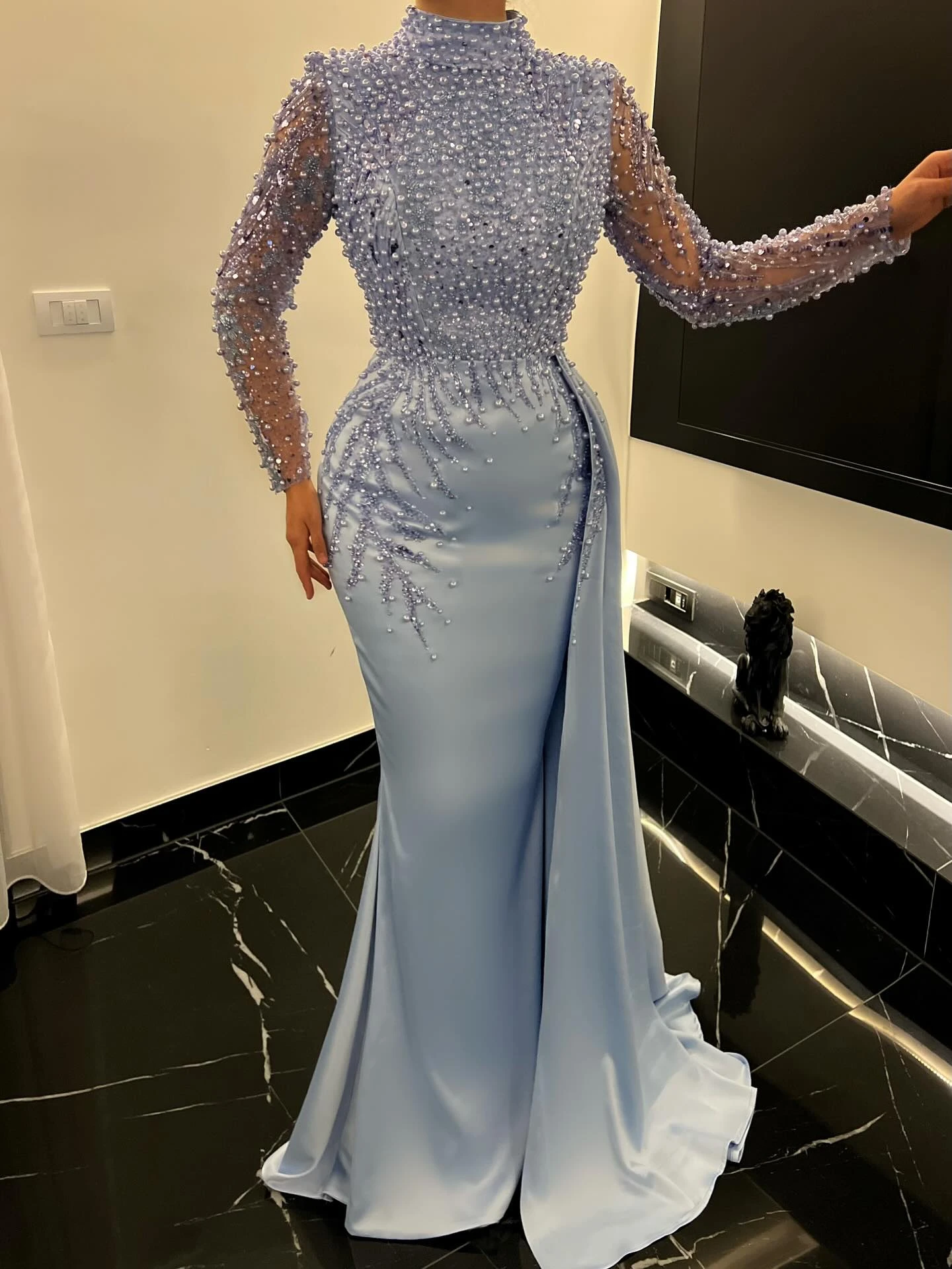 洗練された青紫のハイネックメッシュスリーブガウン – 夏のフォーマルドレス、オフショルダー、ハイウエストAライン、ロングフィッシュテール