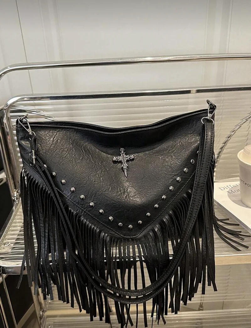 Bolso Bandolera de Cuero Retro a la Moda, Bolso de Hombro Estilo Bohemio, Cartera Cuadrada con Borla y Decoración de Remaches Cruzados, para Viajes Casuales y Uso Diario, Mochila Portátil para Trabajo, Bolso Bandolera, Cartera Bandolera Estilo Hobo con Borla, Bolso Pequeño
