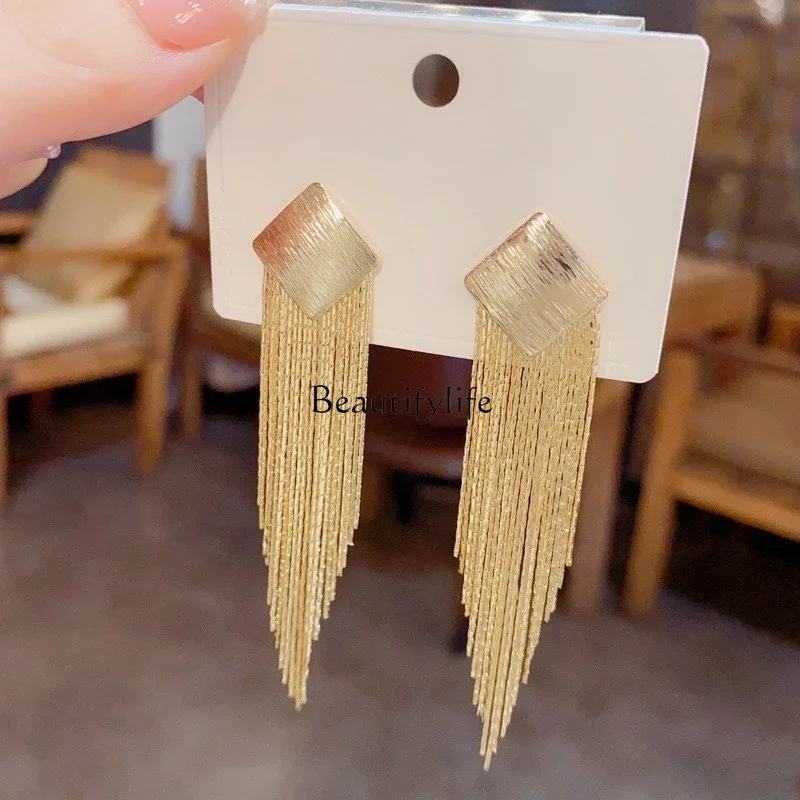 European and American exaggerated gold rhombus long fringed earrings, simple and atmospheric earrings with temperament