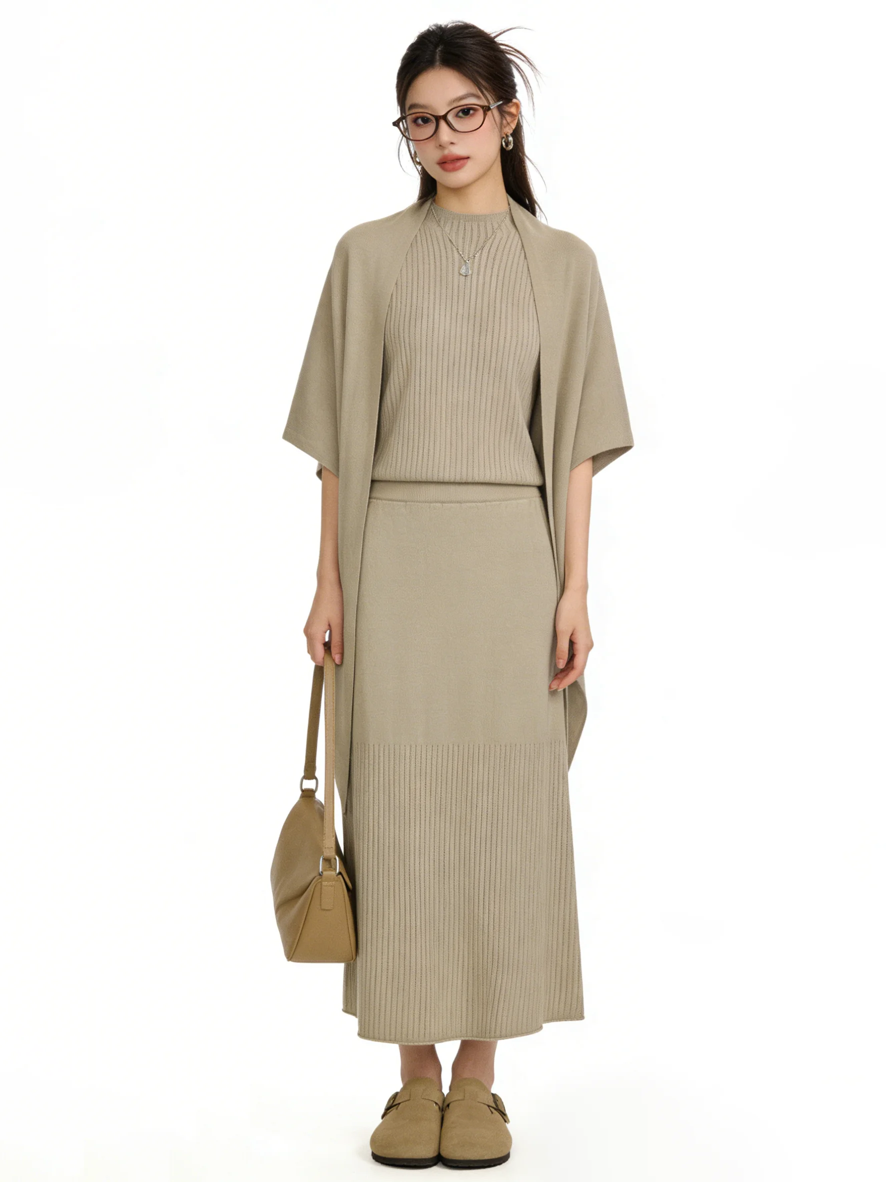 

Весенний минималистичный вязаный комплект-двойка 2026: топ без рукавов и облегающая юбка с высокой талией – универсальный и стильный образ