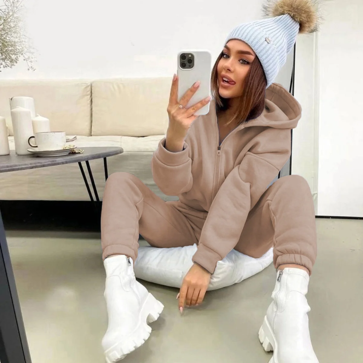 ゆったりとした長袖パーカーとスポーツパンツのツーピースセット、女性用カジュアルで快適な秋冬の服装