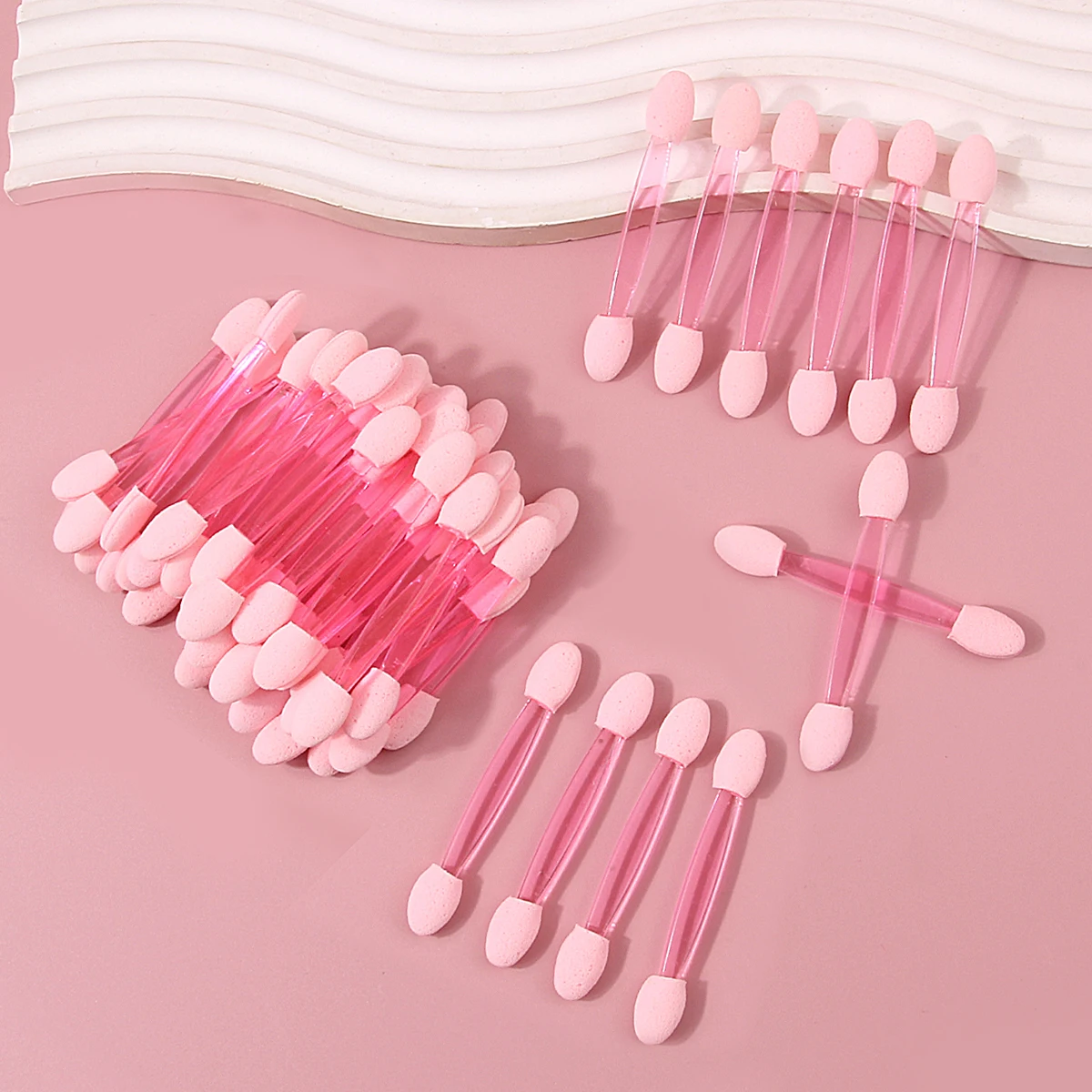 コストパフォーマンスが高く！ 50本のピンクの双頭アイシャドウスティックは超ポータブルで、初心者のアイメイクの必需品です。