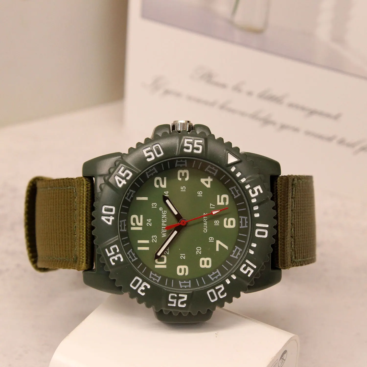 Fashionable simple watches for man canvas woven strap luminous green circular dial quartz watch relojes para hombres