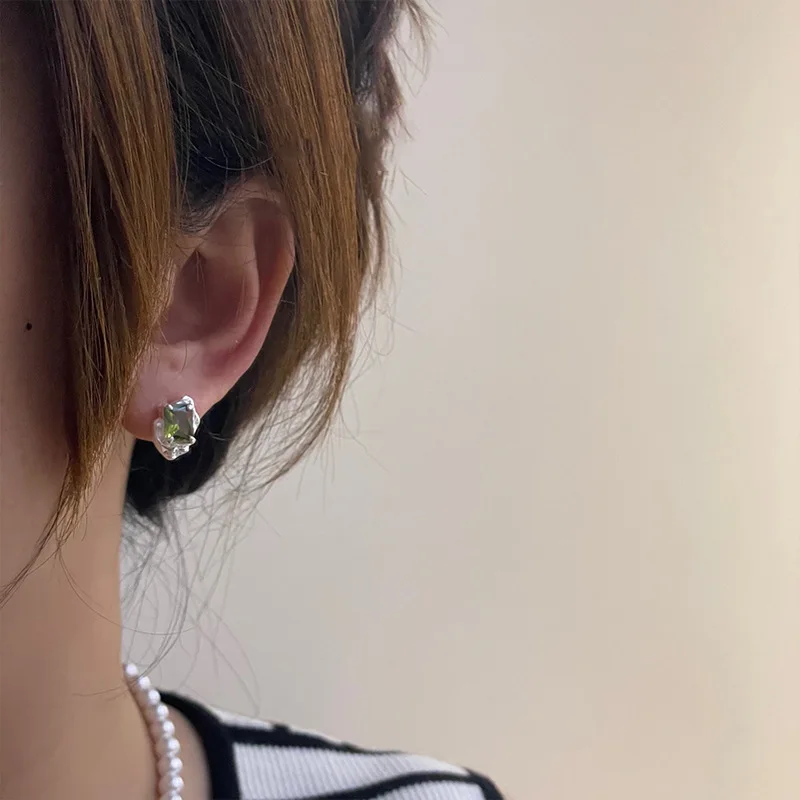 

Sweet and cool niche design high sense olive green zircon stud earrings French retro fashion