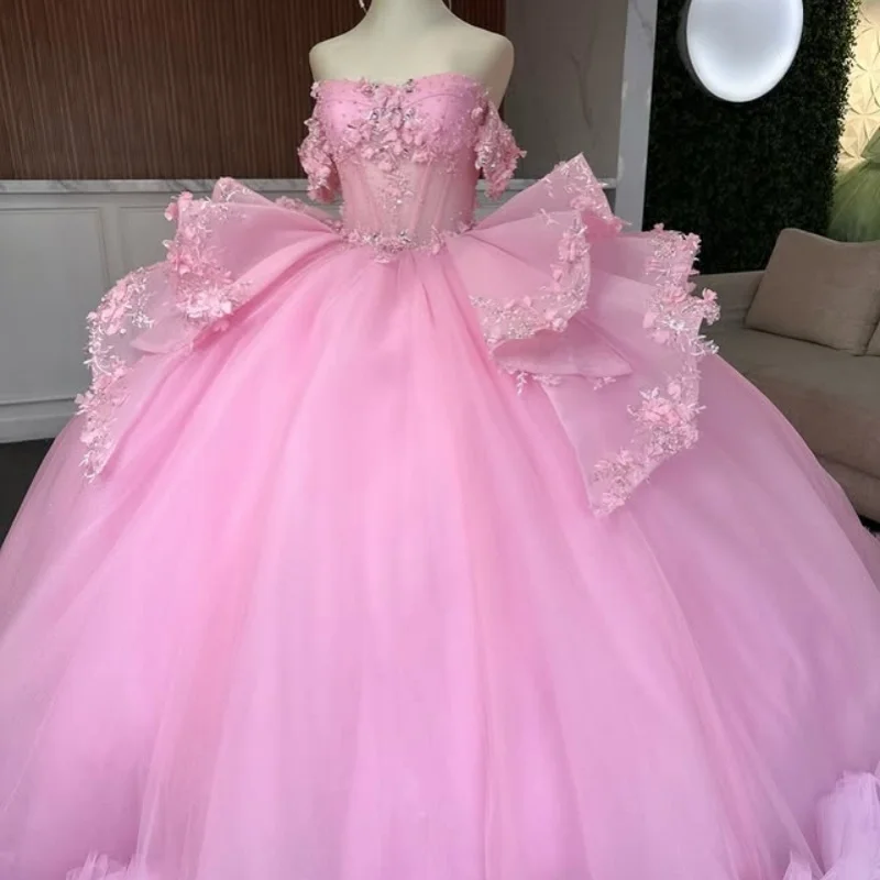 Różowa sukienka na quinceañerę z odkrytymi ramionami, koronka, cekiny, aplikacje z kwiatów 3D, kryształki, warstwy tiulu, vestidos de 15 Quinceañera ﻿ Dostosowane