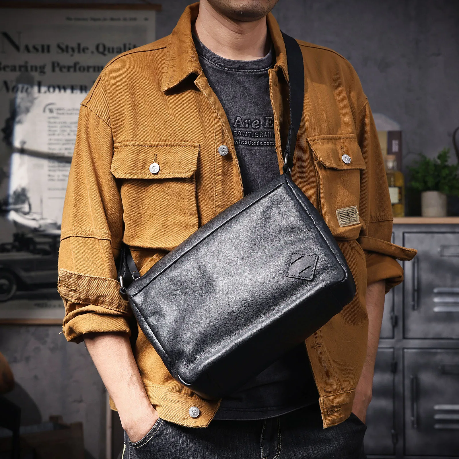 S.WORKER Vintage Herren-Umhängetasche aus Vollnarbenleder | Handgefertigter Messenger aus Used-Leder – Detail 4