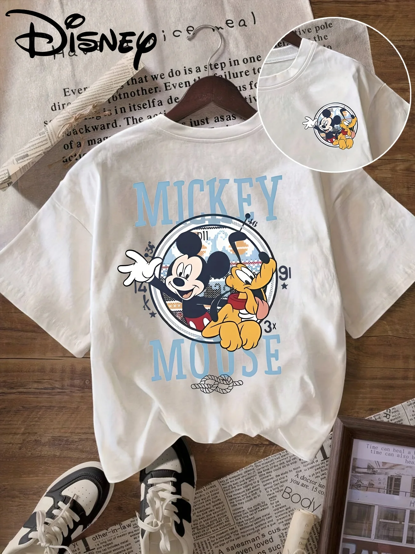 

2026 летняя новая свободная спортивная футболка из чистого хлопка с Микки Маусом, обнимающий Плутон внутри круга с текстом 1991, синяя МИККИЙ МАУС
