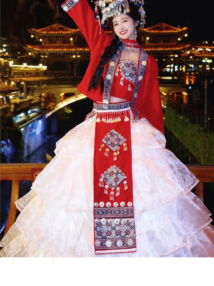 

Ethnic costumes women's foreign performance time photography
