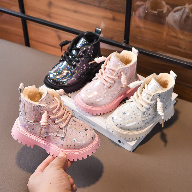 Botas cortas de cuero brillante para niños pequeños, botas de nieve cálidas de felpa para invierno, botas de plataforma para niñas, zapatos de algodón para niños