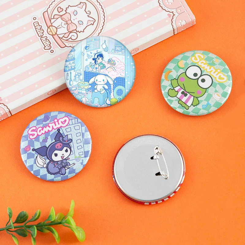 Kawaii Hello Kitty Button Pin Anime Figura Cute My Melody Cinnamoroll Distintivo da bavero Zaino personalizzato Abbigliamento Spilla Regali per i fan