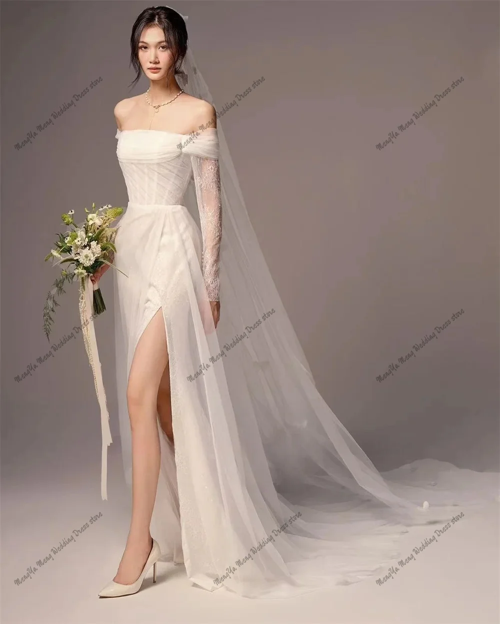 Abiti da sposa eleganti a maniche lunghe con spalle scoperte Una linea con spacco laterale Abiti da sposa Pieghe in tulle Abiti da sposa su misura