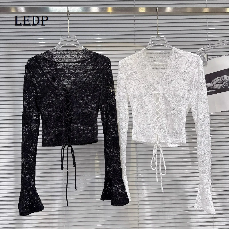 

Американский ретро-стиль: Модный женский топ с V-образным вырезом и бретелями, весна 2026, приталенный, универсальный, с рукавами-колокол и кружевными вставками, футболка для девушек