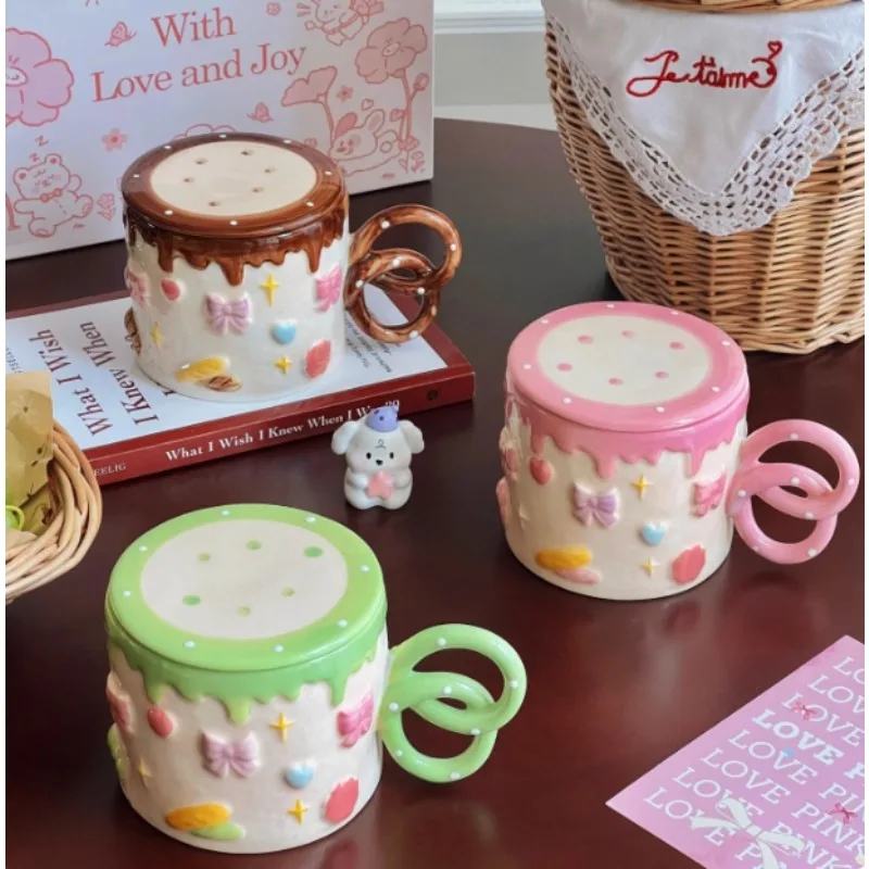 كوب سيراميك ملون تحت التزجيج تصميم بسكويت إبداعي مرسومة يدويًا كوب ماء لطيف ممتع مع غطاء كوب عصير للمكتب المنزلي هدية