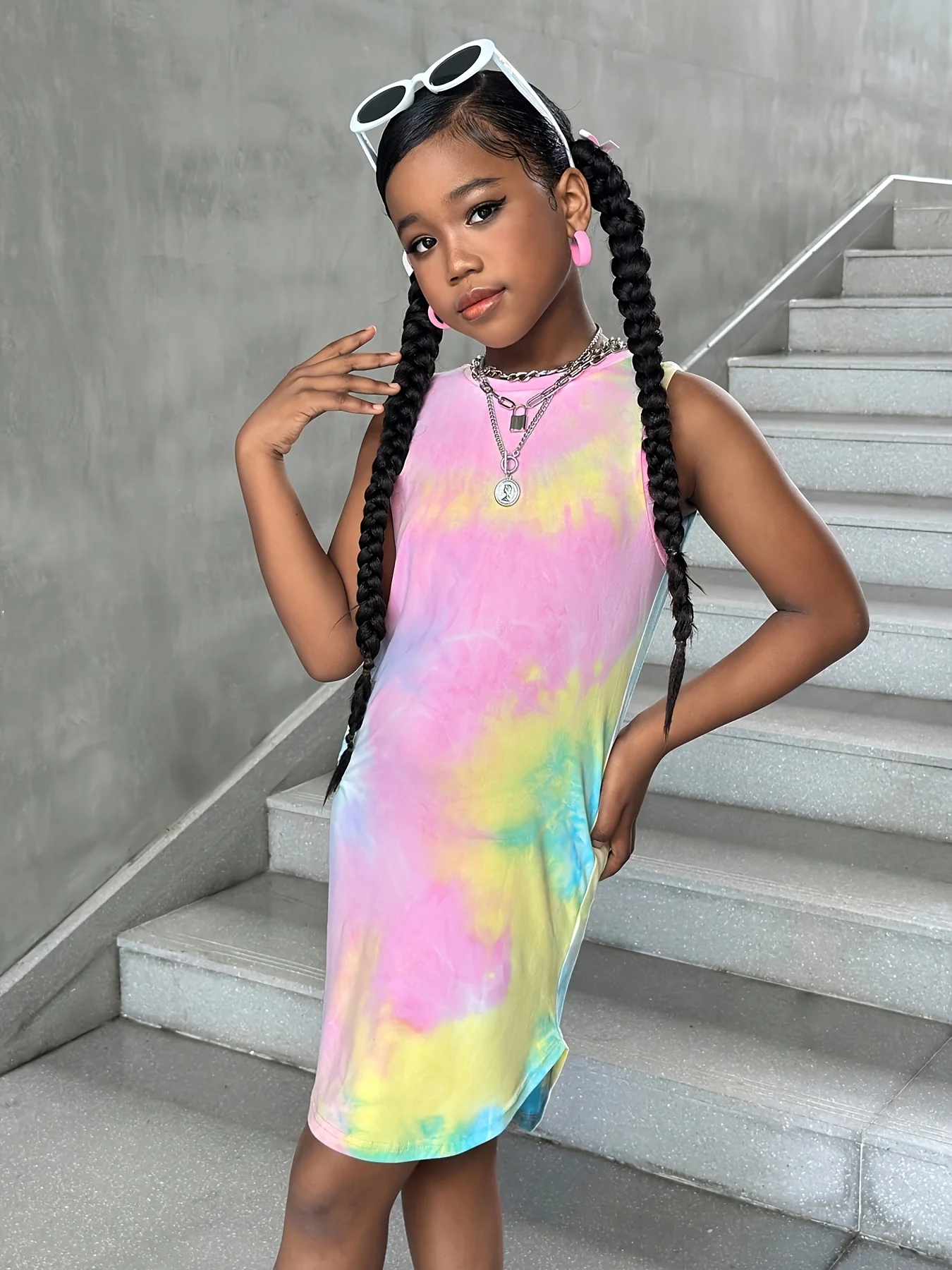 Freizeitkleid für Mädchen, modisches ärmelloses Kleid mit Batik-Print, Rundhalsausschnitt, kurzer Vorderseite und langer Rückseite, Sommerkleid in Dopamin-Farben für Mädchen, geeignet für Kinder im Alter von 8-12 Jahren, für den Heim- und Outdoor-Gebrauch bei verschiedenen Anlässen – Detail 4