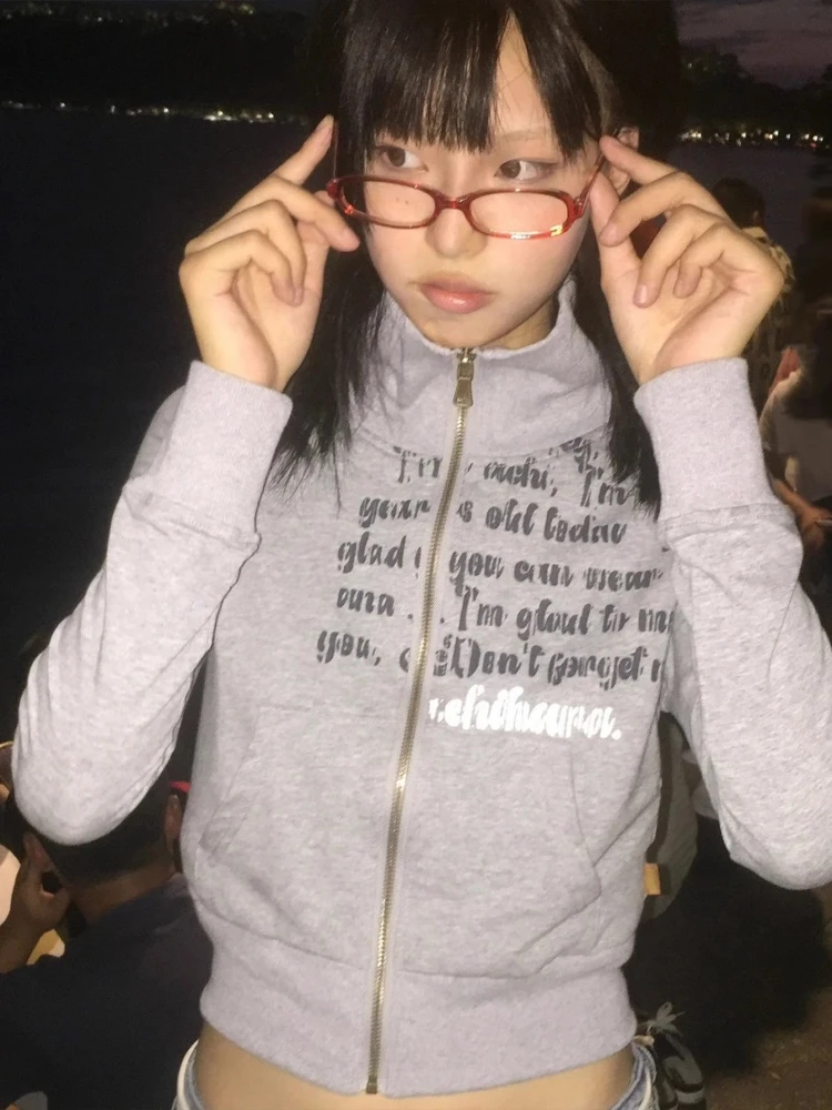 Amerikanische Vintage-Outwear, Reißverschluss, Buchstabenmuster, lange Ärmel, reine Farbe, modische Tasche, Subkultur, kurze Kapuze, Frauen, Herbst 2025,