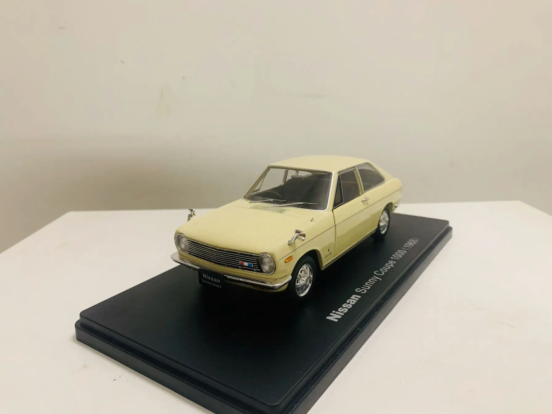 1:24 Scale Die-Cast Model Car Sunny Coupe 1000 1968 2 Door Open New