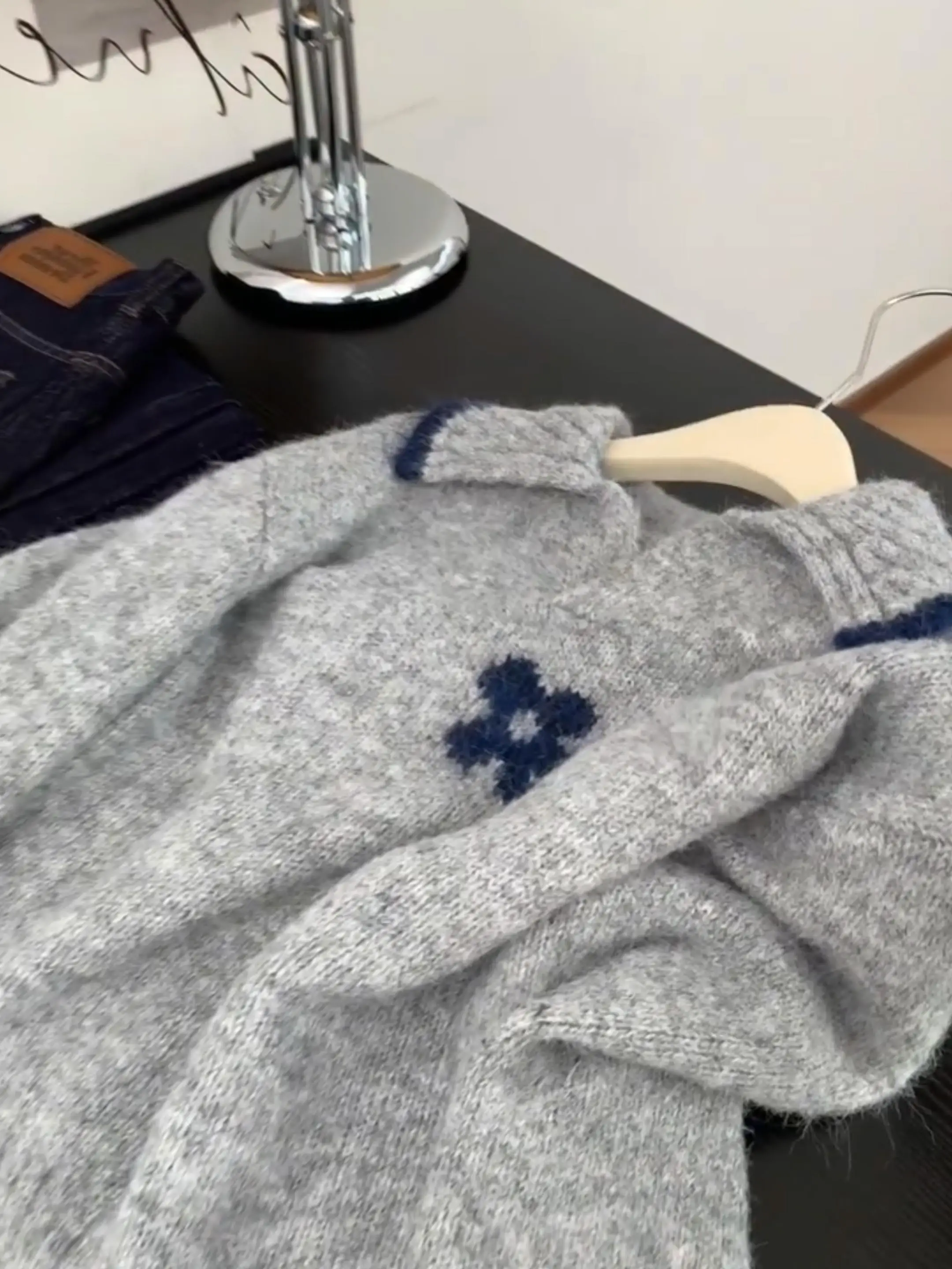 快適なグレーのニットセーター スタンドカラー ゆったりスタイル 韓国版 秋冬新作 レディース プレミアム感 長袖 クルーネックセーター