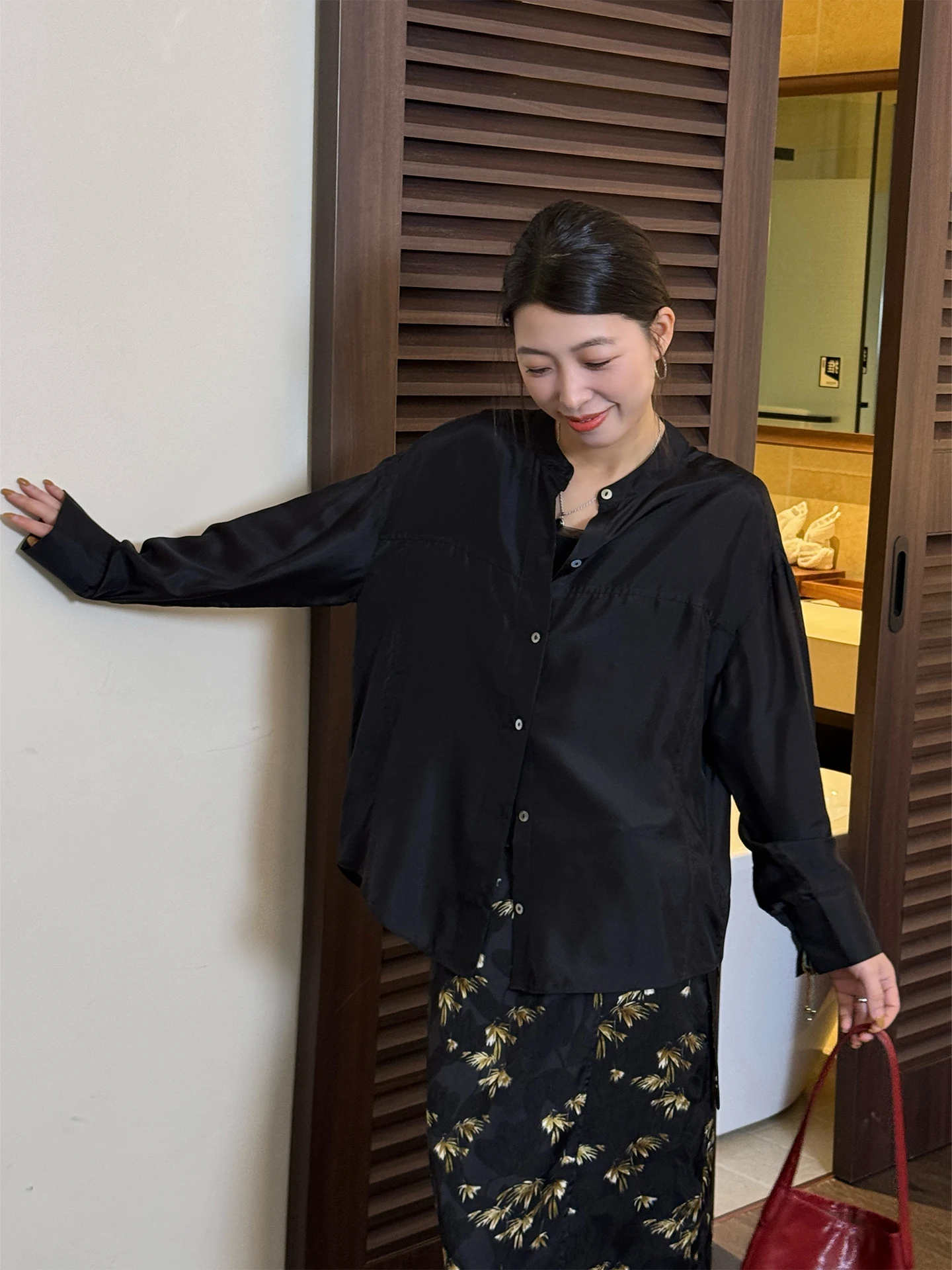 

Bebe's Black Silk Loose Long Sleeve Sun Protection Shirt Women's Summer 2026 New Style Elegant Simple Design Button up