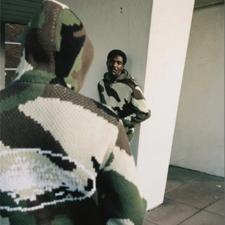 

Новый модный камуфляжный свитер, утепленный, повседневный, осенне-зимний, универсальный вязаный топ, трендовый, свободного кроя, с длинными рукавами.