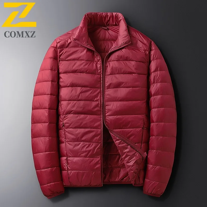 COMXZ Autunno Inverno New Fashion Stand Colletto Cappotto da uomo Piumino leggero Tendenza Casual Versatile Impermeabile Antivento 2025