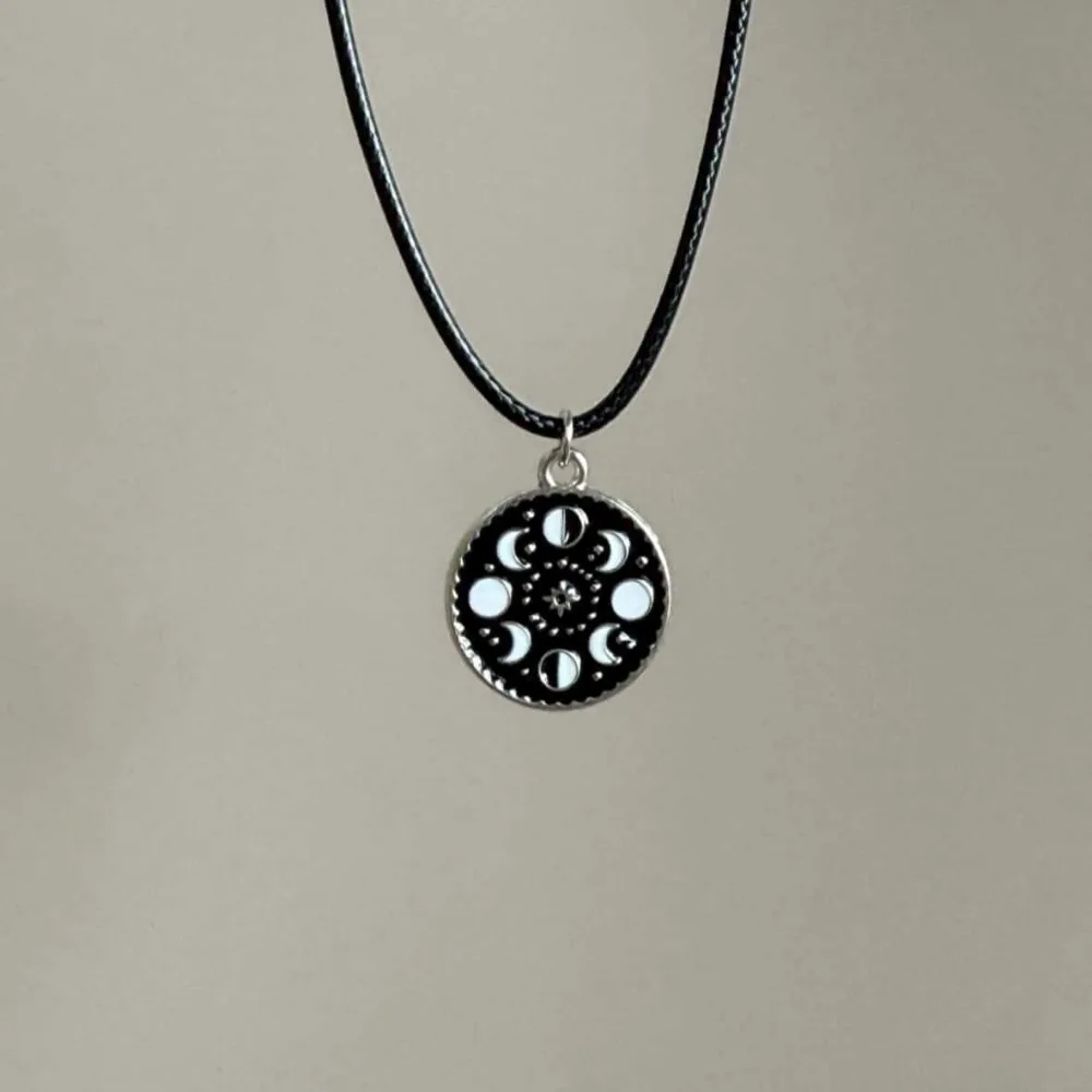Retro Trendy Star Moon Phase Enamel Round Coin Pendant Necklace for Men Women Halloween Gothic Wicca Witchy Neck Jewelry Gifts