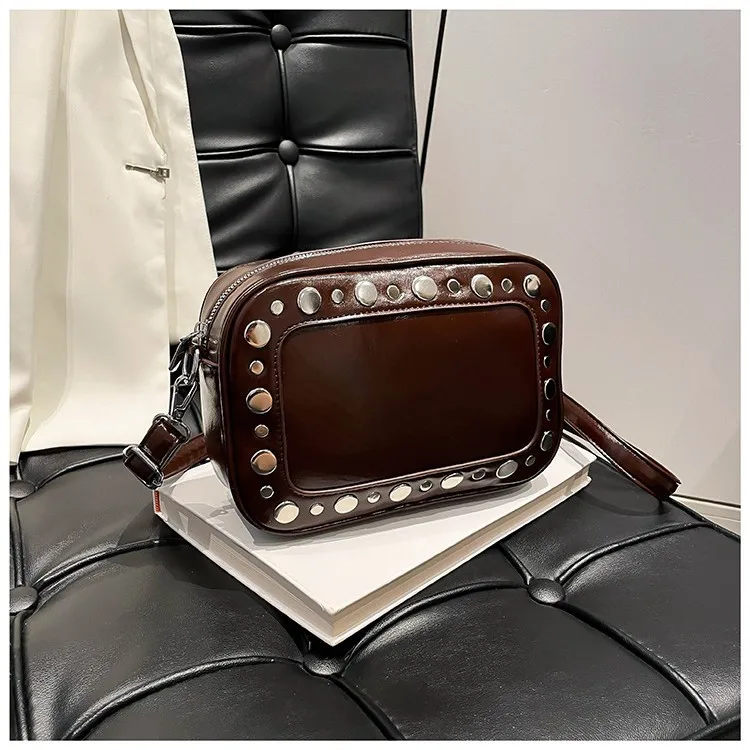 

Сумка из кожи Bubble Lamb 2025 года, маленькая квадратная шикарная новая сумка через плечо с шипами, модная натуральная кожа