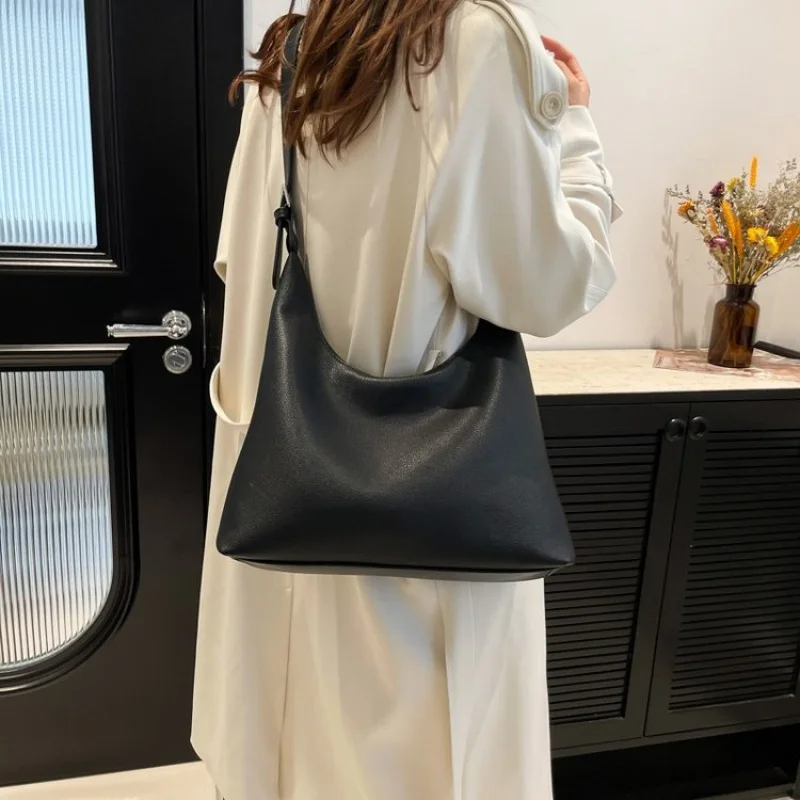 

Women's Shoulder Bag With Leather Material And Popular Classic Elegant And Trendy Commuter Design​