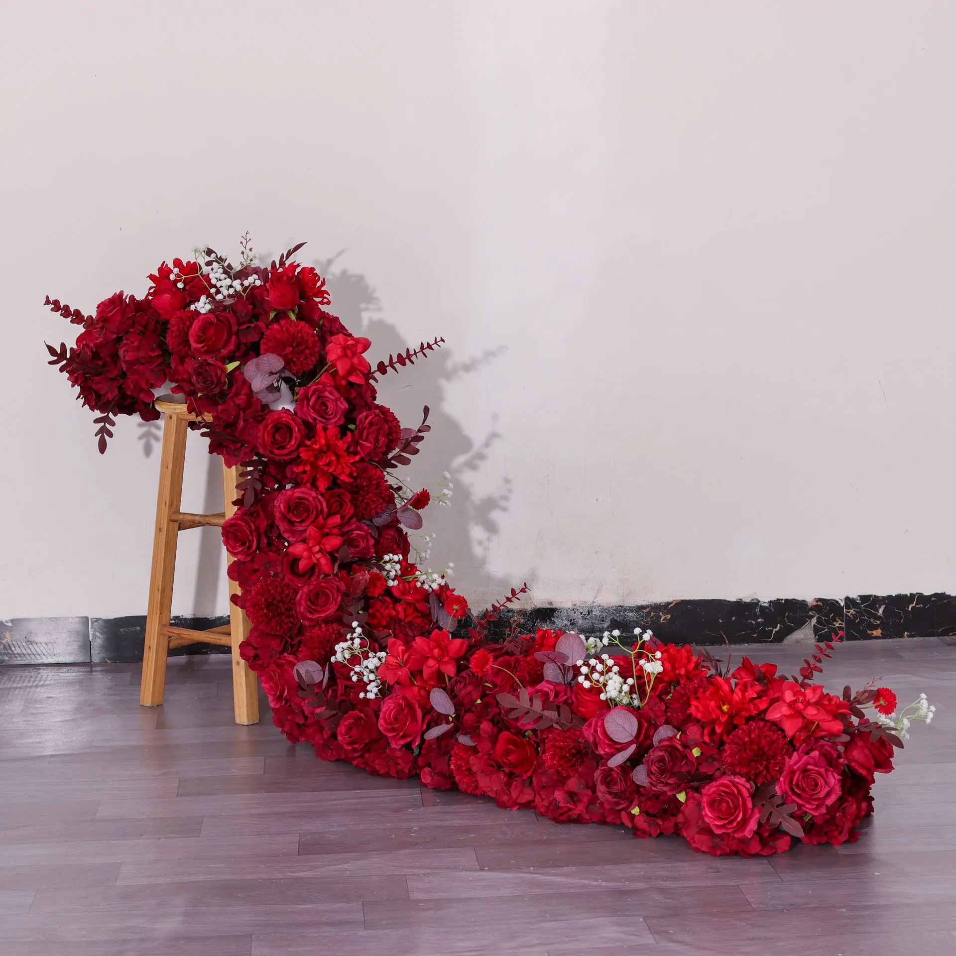 Rote Rosen Künstliche Blumenreihe Sofa-Läufer Luxuriöse Hochzeitskulisse Arrangement Eukalyptus-Grün Event Party Fotobox Deko – Detail 5