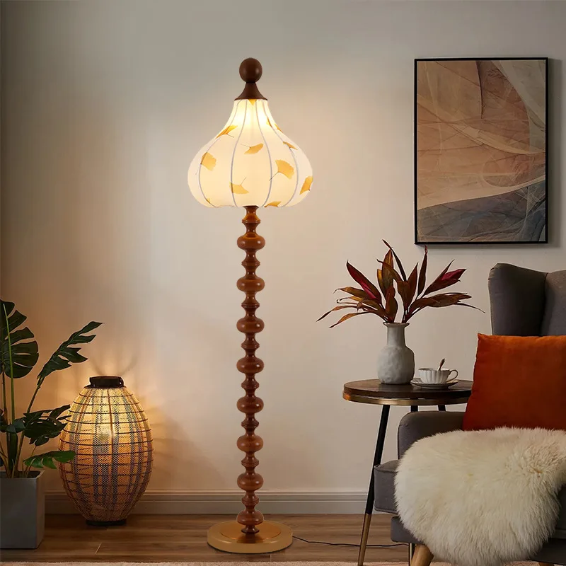 Soggiorno dal pavimento al soffitto, camera da letto, atmosfera premium, divano americano accanto alla lampada da scrivania verticale retrò