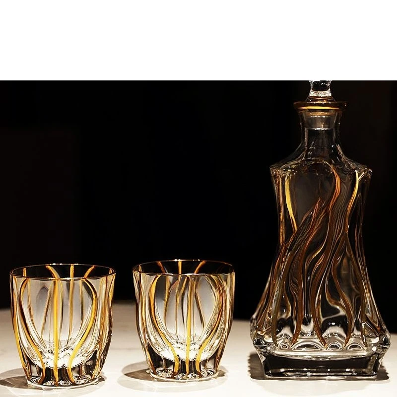 Set di vino con bottiglia di vino, tazza d'oro con tracciamento in vetro di cristallo, tazza di vino straniero