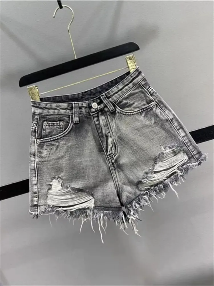 Jambes portées avec bords rugueux short en jean noir délavé 2025 été nouvelles femmes mode a-ligne jambe large trou déchiré Denim court