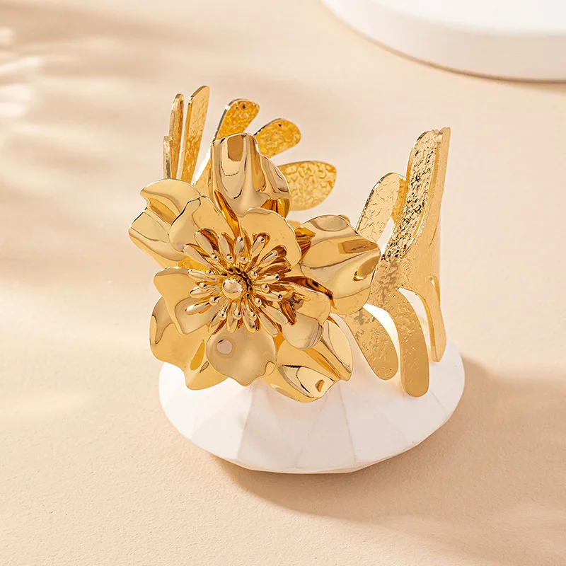 Vintage Gold-plated Metal Flower Cuff Bangles for Women Fashion Leaf Width Hand Jewelry Girls Luxury Opening Bracelet Bangles