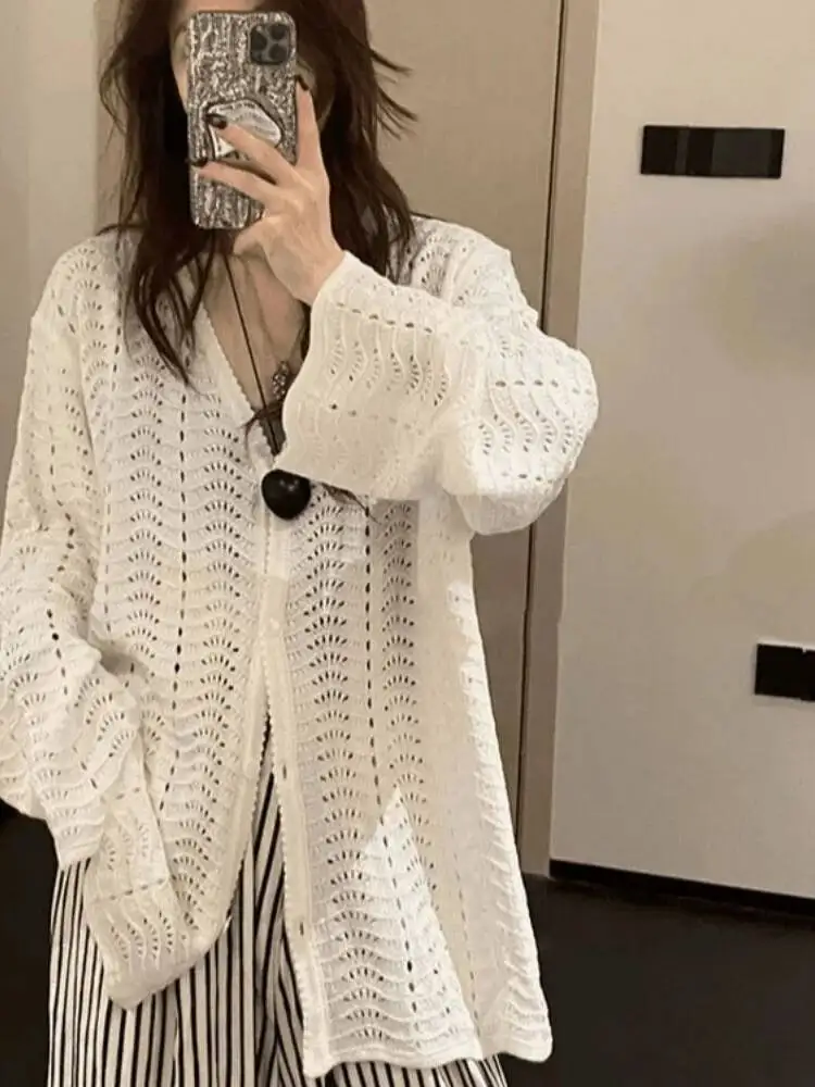 Camicie da donna 2025 Nuovo cardigan lavorato a maglia bianco stile pigro maglione scavato design di nicchia capispalla versatile