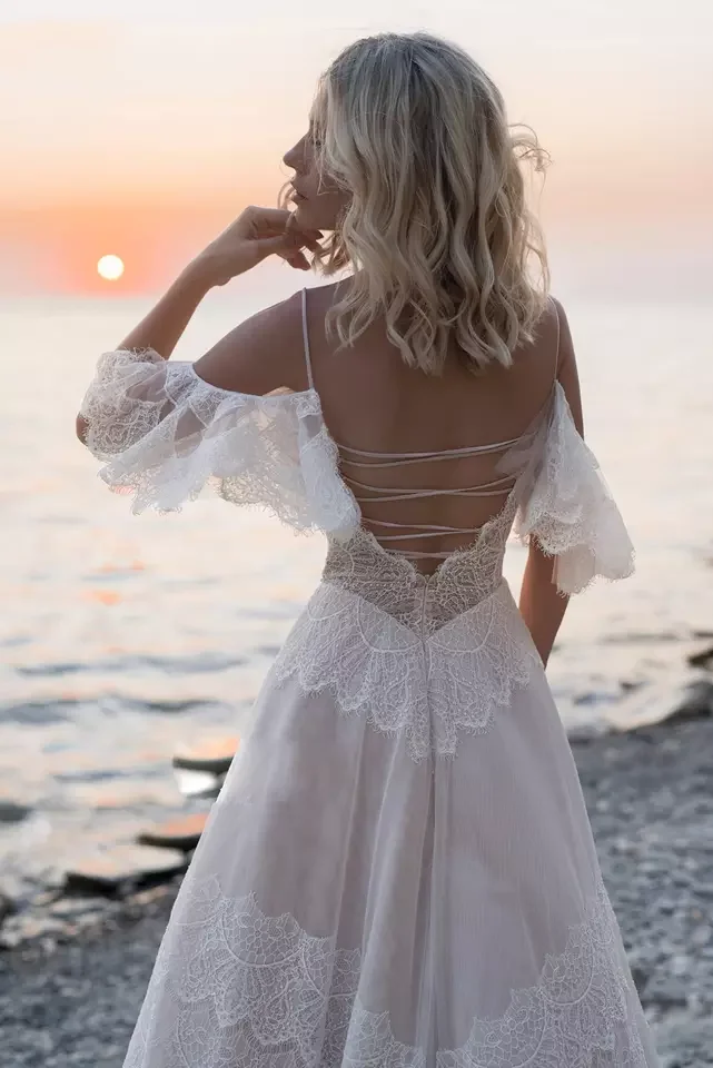 Vestidos de novia bohemios de renda, con tirantes finos, sin hombros, color champán