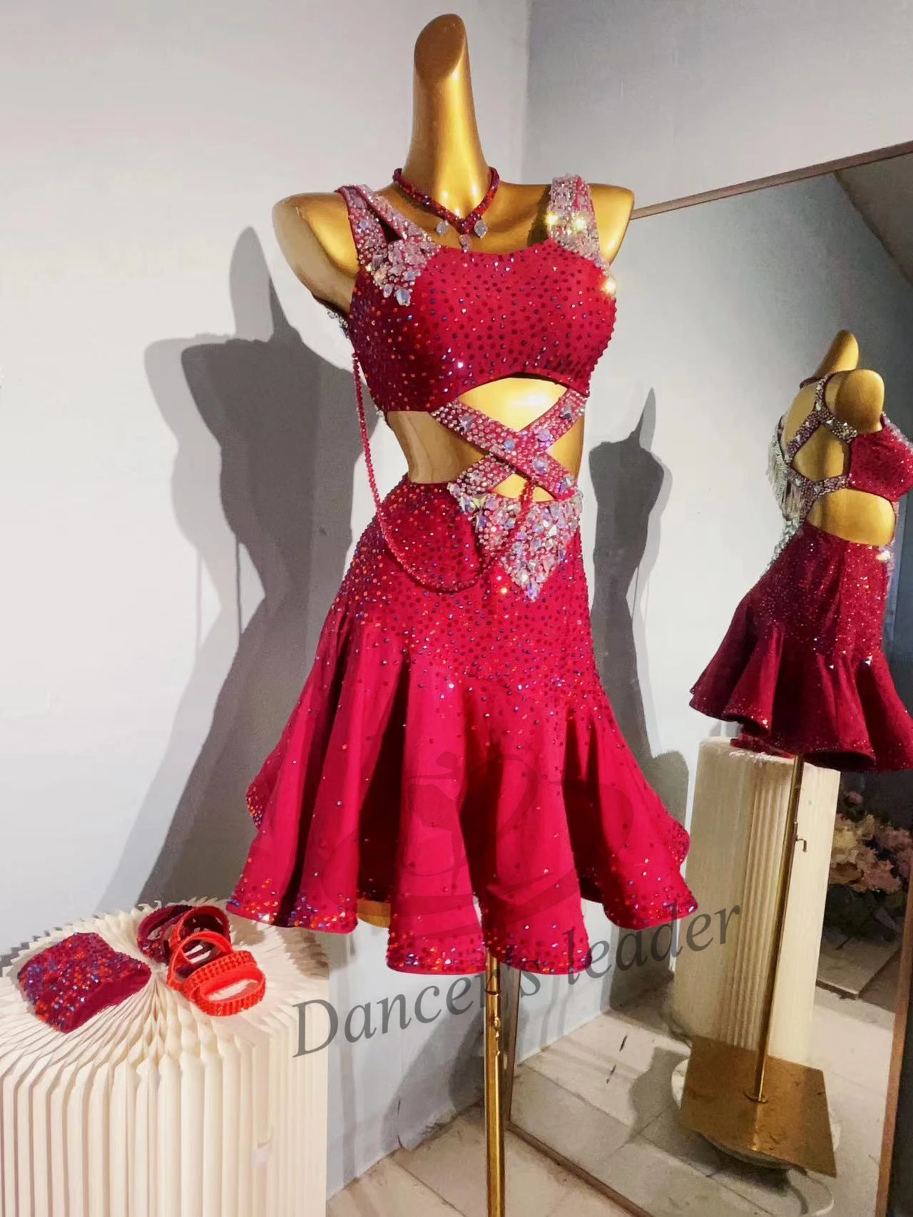 Robe de danse latine haut de gamme personnalisée nouvel an autocollant rouge Super multi-diamant Samba Tango femme adulte scène vêtements professionnels