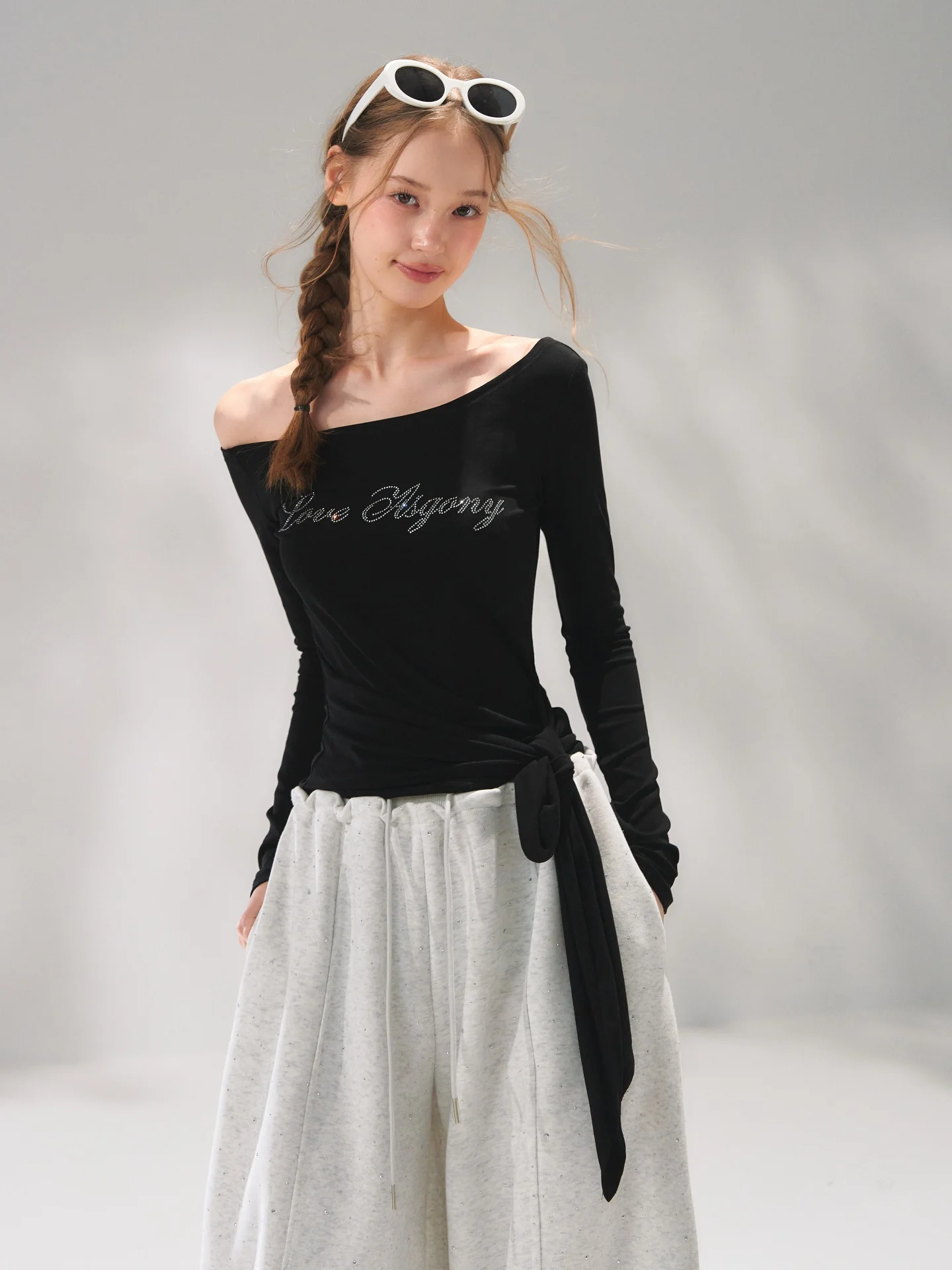 

AsGony Letter Rhinestone Slant Shoulder Tied Elastic Long Sleeve Slimming Simple Top Women's Fashion Summer Skin-friendly Bre...