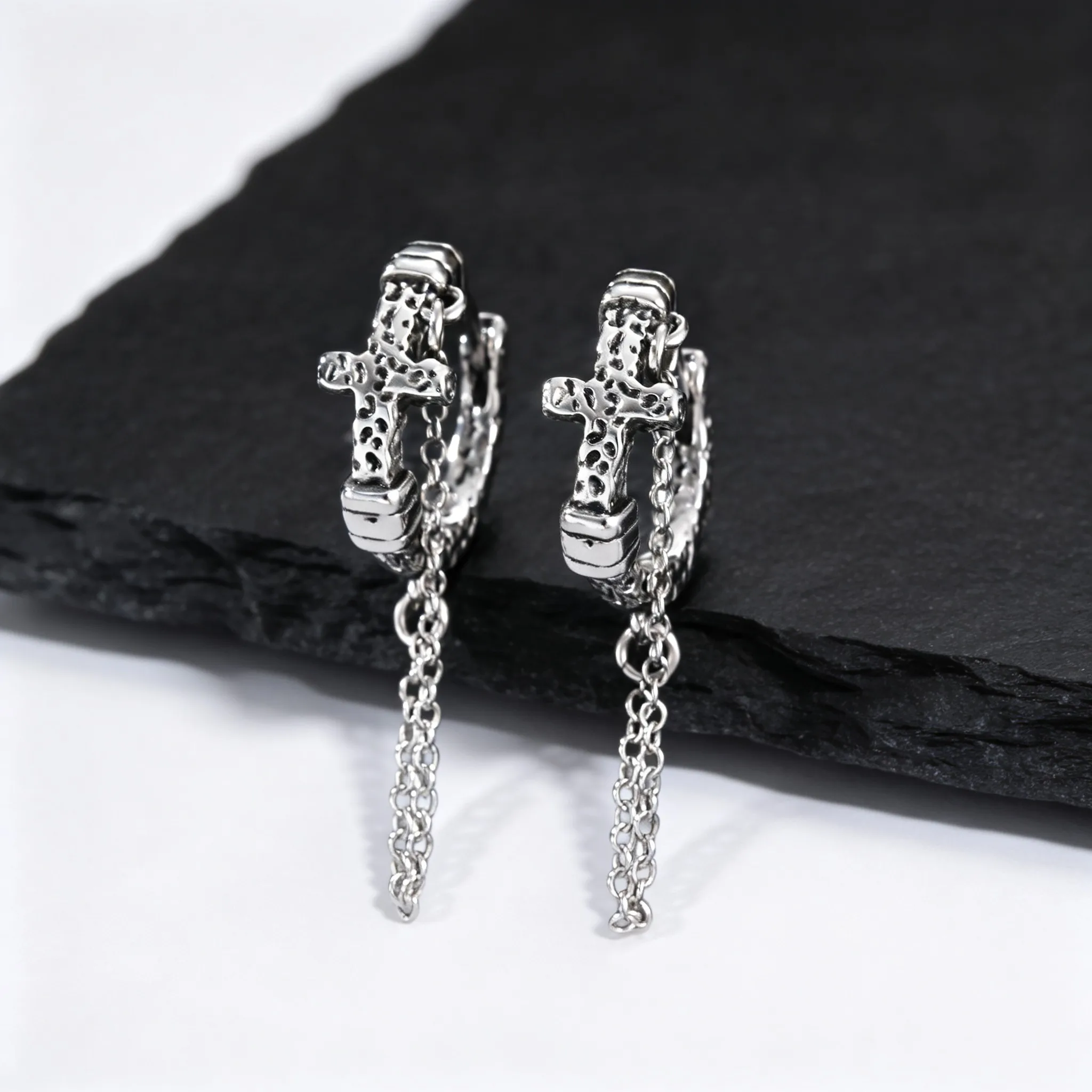 Vintage Kreuz-Creolen für Männer, Rock Punk Gothic Metall Durchstechbare Huggie-Ohrringe, Party-Schmuck Geschenk – Detail 1