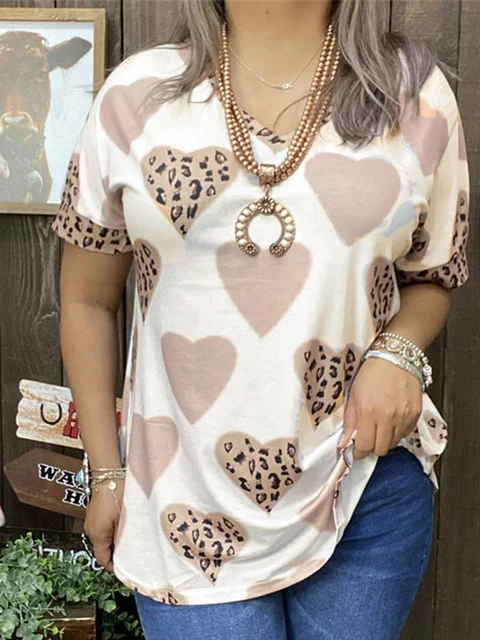 Damska koszulka plus size z dekoltem w kształcie litery V, w kształcie serca i w panterkę — idealna do codziennego stroju na wiosnę i lato, który można prać w pralce