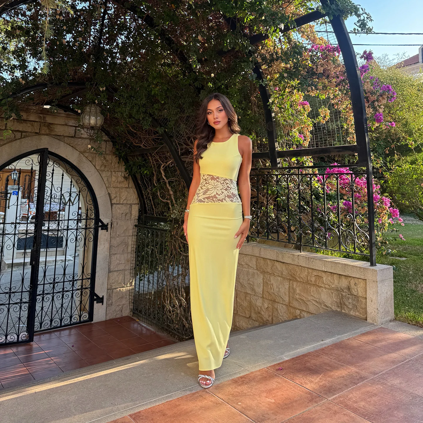 Modern Yellow Square Collor Mermaid Satin Evening Dresses Pretty Sleeveless Sweep Train Lace Banquet Party Dresses Customized