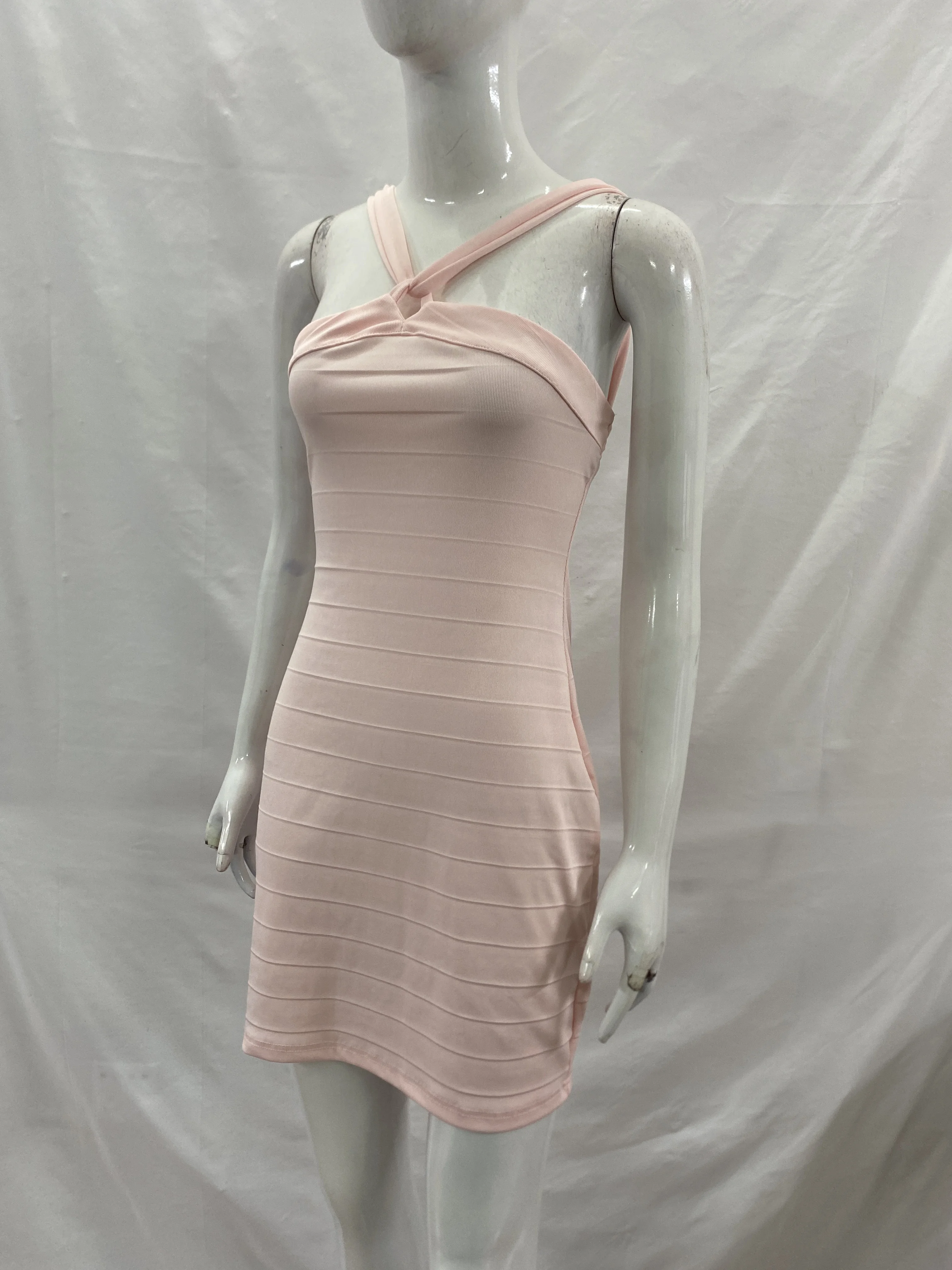 Sommermode, einfarbiges Kleid mit Bandagen-Design, Neckholder, freiliegender Rücken, schmal geschnitten, hüftumschmeichelnd, sexy. – Detail 4