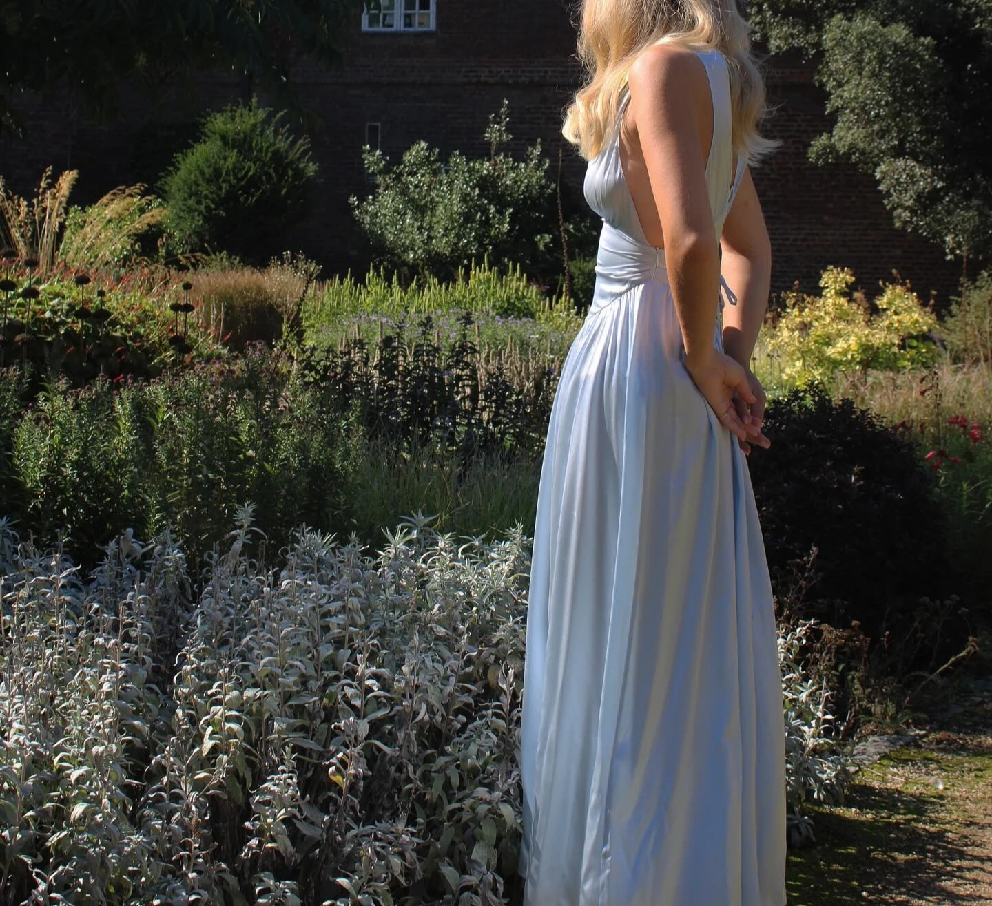 Nowe, piękne, niebiesko-różowe sukienki midi z koronką, dekoltem w serek i bez rękawów, wysokiej jakości, idealne na imprezy i wesela, rok 2026.