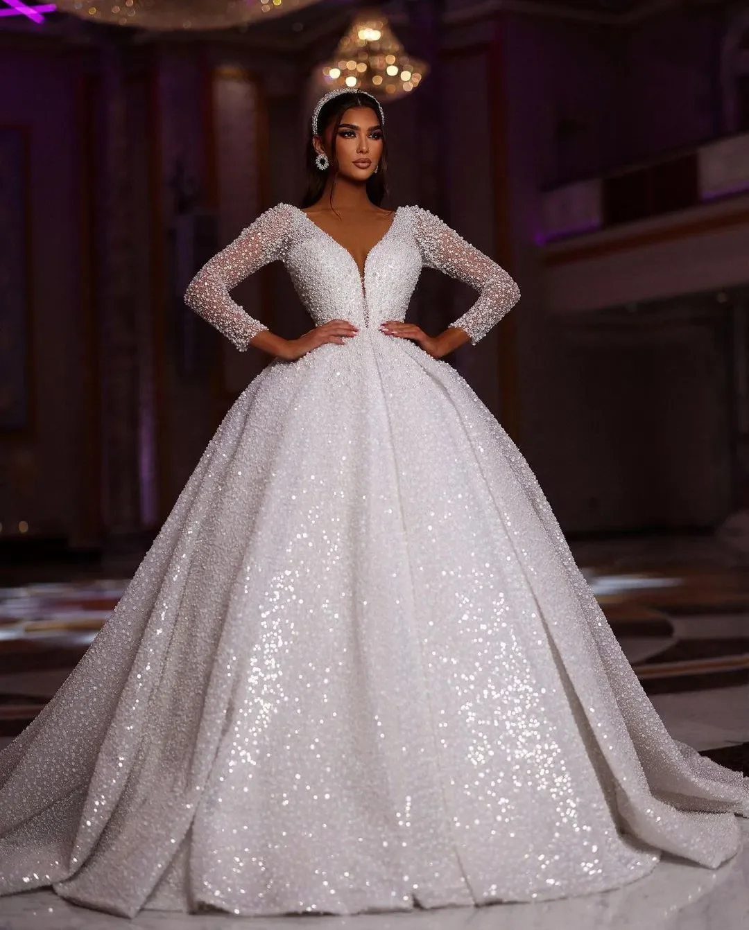 

Customized Deep V Neck Sparkly Heavy Pearls Beads Ballgown Wedding Dress Robe De Mariée Long Sleeves Luxury Bridal Gown