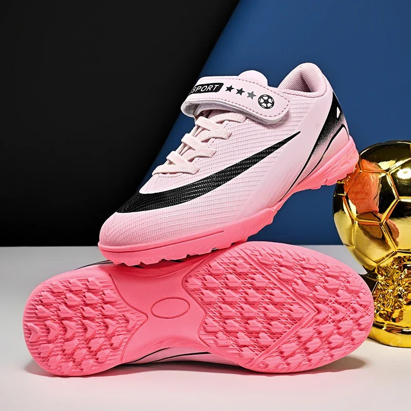 รองเท้าฟุตบอลเด็กผู้ชายรุ่นใหม่ รองเท้าฟุตบอลแบบมืออาชีพ น้ำหนักเบาพิเศษ รองเท้าผ้าใบ TF สำหรับแข่งขัน รองเท้าฟุตบอลกันลื่น สวมใส่สบาย รองเท้ากีฬาแบบยูนิเซ็กซ์